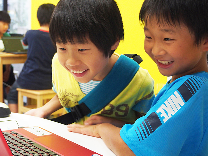 写真：パソコンを楽しく体験する小学生たち